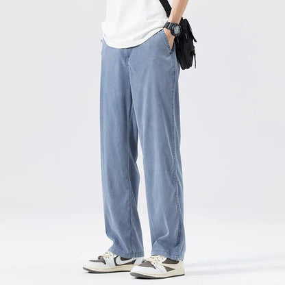 Calça Jeans Masculina RNSHANGER de Liocel – Estilo Verão, Ultrafina, Toque Fresco (Ice Silk), Caimento Fluido e Confortável, Modelagem Reta e Casual (Cores: Café e Azul)