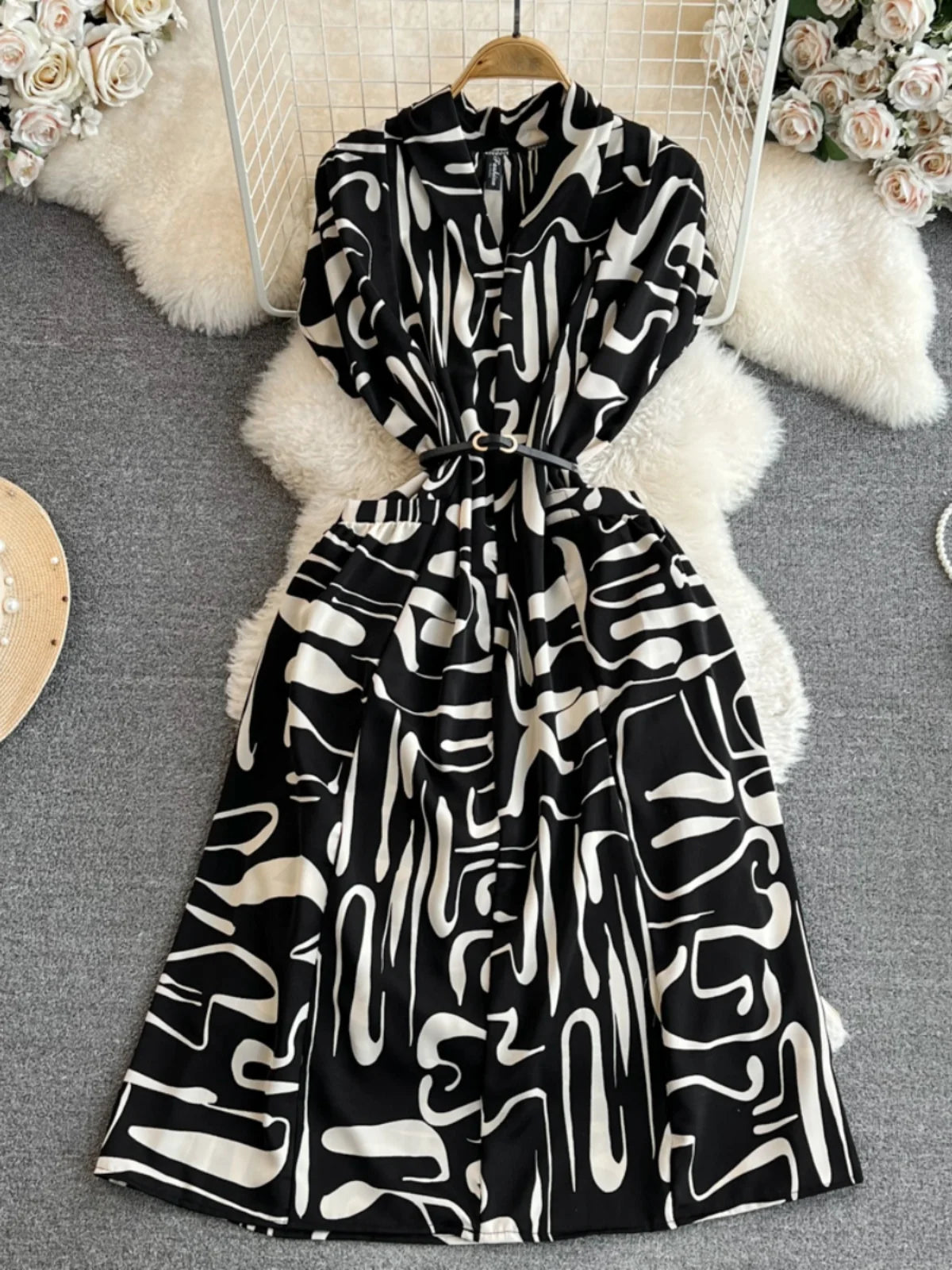 Vestido feminino midi de manga curta com decote em V, cintura marcada e modelagem evasê, da coleção de verão 2026 da Boutique Wholesale.