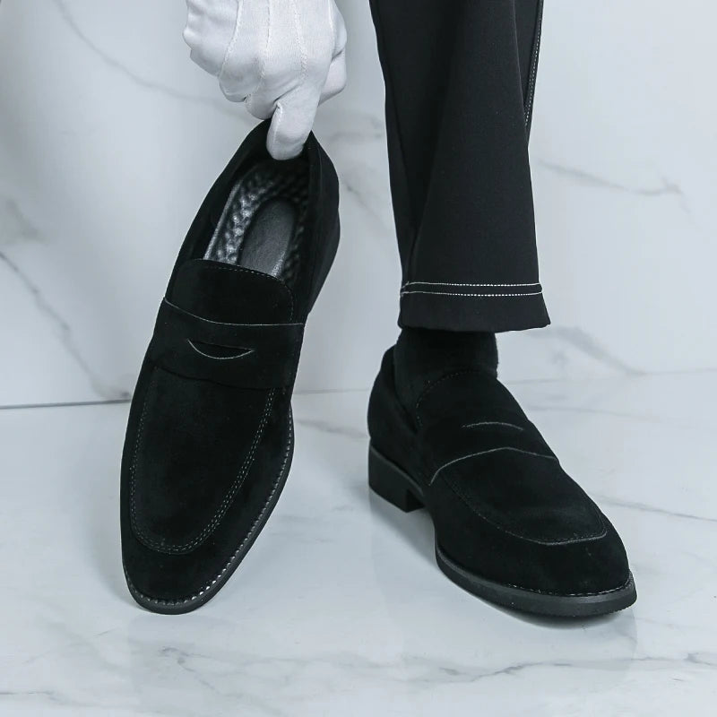 Sapatos sociais masculinos estilo mocassim, modernos e antiderrapantes, perfeitos para o ambiente de trabalho e para o dia a dia. Calçados masculinos premium.