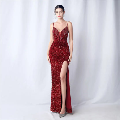 Vestido de festa de luxo com base em veludo e bordado manual , apresentando trabalho artesanal elaborado com mix de miçangas e pedrarias