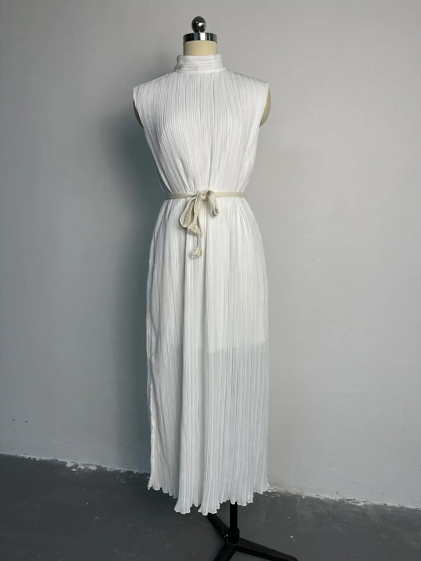E um vestido longo casual de verão, simples e estiloso, com amarração na cintura.