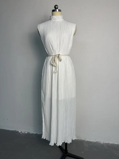 E um vestido longo casual de verão, simples e estiloso, com amarração na cintura.