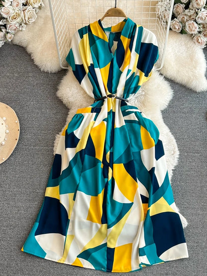 Vestido feminino midi de manga curta com decote em V, cintura marcada e modelagem evasê, da coleção de verão 2026 da Boutique Wholesale.