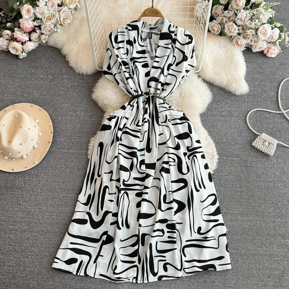 Vestido feminino midi de manga curta com decote em V, cintura marcada e modelagem evasê, da coleção de verão 2026 da Boutique Wholesale.