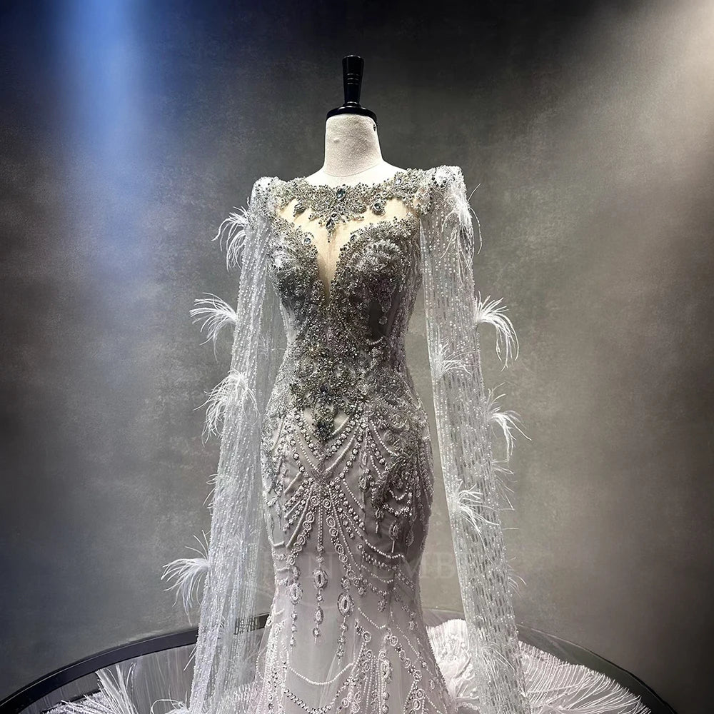 Vestido de Noiva Sereia de Luxo Jancember com Efeito Ilusão, Bordado de Cristais e Pérolas, Detalhes em Plumas e Cauda Transparente