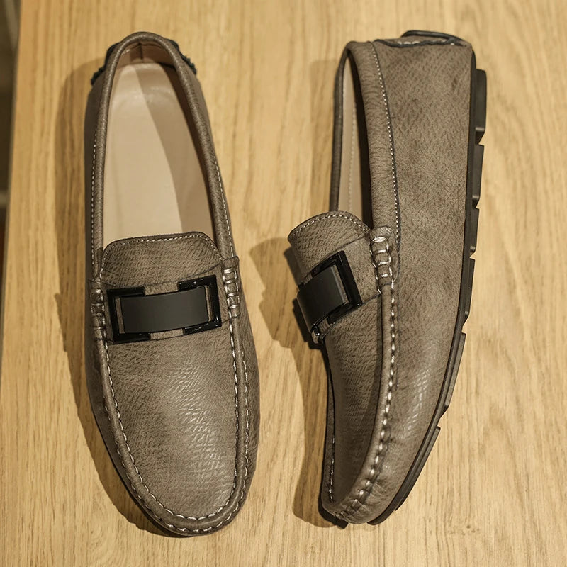 Tênis masculino de couro legítimo, respirável, tamanho 44, estilo mocassim clássico de luxo, para uso casual, novo, para atacado (OEM).