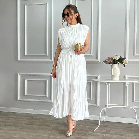 E um vestido longo casual de verão, simples e estiloso, com amarração na cintura.