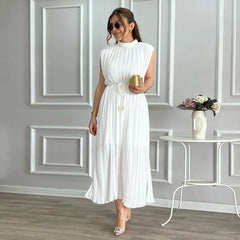 E um vestido longo casual de verão, simples e estiloso, com amarração na cintura.