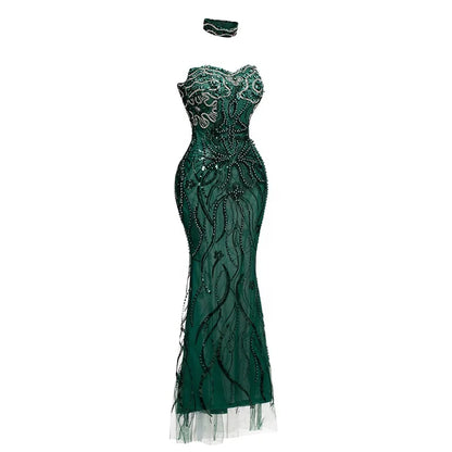 Vestido longo transparente verde-esmeralda com aplicações de ramos bordados com miçangas e choker combinando.