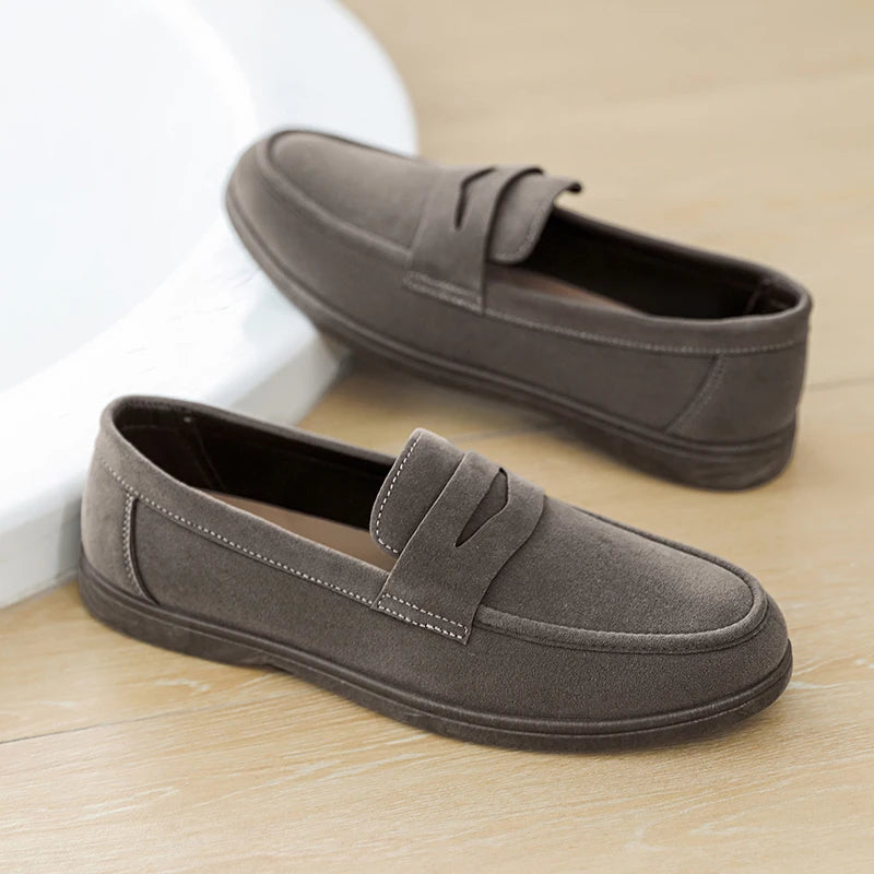 Novo design de sapatos sociais lisos, confortáveis e modernos, estilo mocassim masculino clássico de camurça respirável.