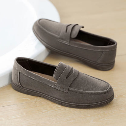 Novo design de sapatos sociais lisos, confortáveis e modernos, estilo mocassim masculino clássico de camurça respirável.
