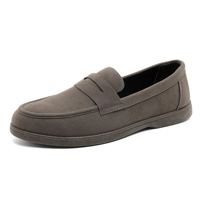 Novo design de sapatos sociais lisos, confortáveis e modernos, estilo mocassim masculino clássico de camurça respirável.