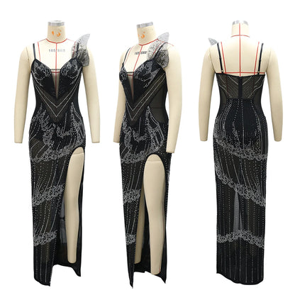 Vestido longo de festa em tule transparente com fenda alta, alças finas, aplicação de borboletas 3D e detalhes em strass