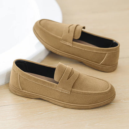 Novo design de sapatos sociais lisos, confortáveis e modernos, estilo mocassim masculino clássico de camurça respirável.