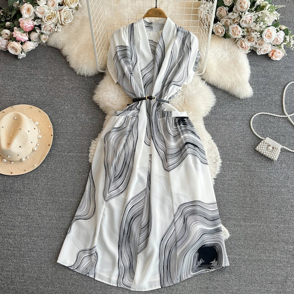 Vestido feminino boêmio casual de praia com manga curta, decote em V e corte evasê, perfeito para férias na praia.