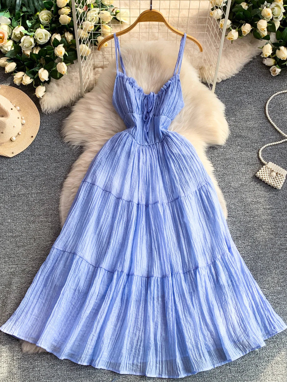 Vestido Elegante Roxo de Verão Feminino com Decote V, Sem Mangas, Cintura Marcada, Detalhes em Gaze, Estilo Casual Confortável para Feriados