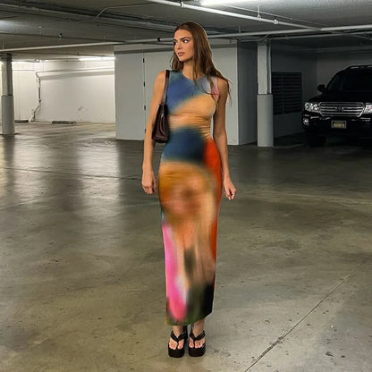 Vestido longo midi feminino elegante de verão, com decote redondo, elástico, modelagem justa, estampa tie-dye, fenda frontal e fenda lateral. Confeccionado em fibra de poliéster.