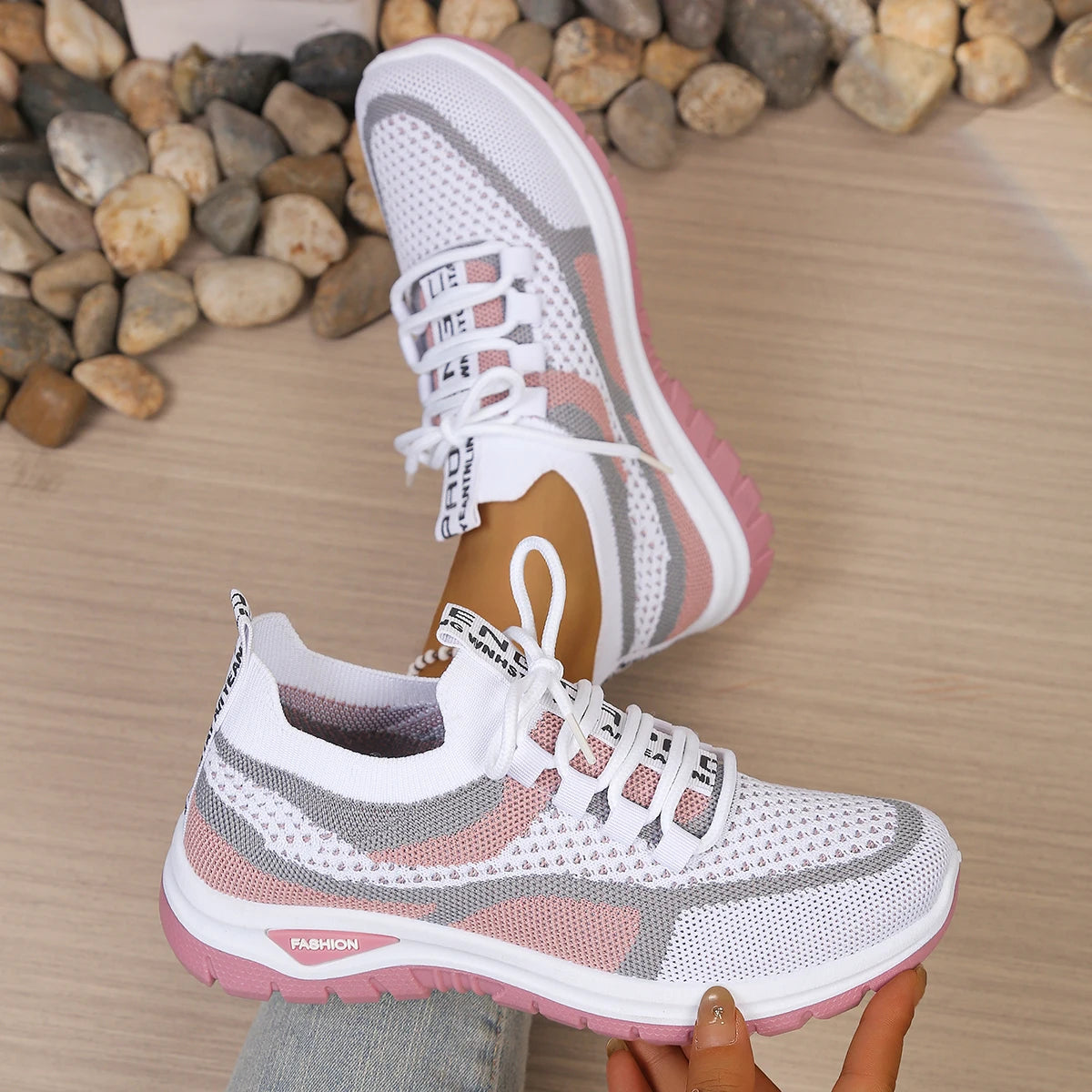 Tênis feminino casual de verão, novo estilo bicolor, versátil, para uso casual e no trabalho.