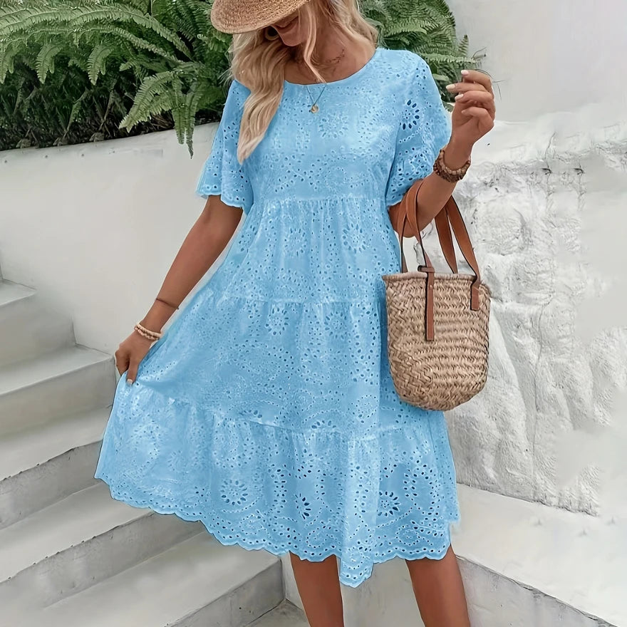 Vestido Midi Feminino Branco com Bordado Inglês Vazado, Estilo Boho Fluido com Babados em Camadas, Casual de Manga Curta para Verão e Praia