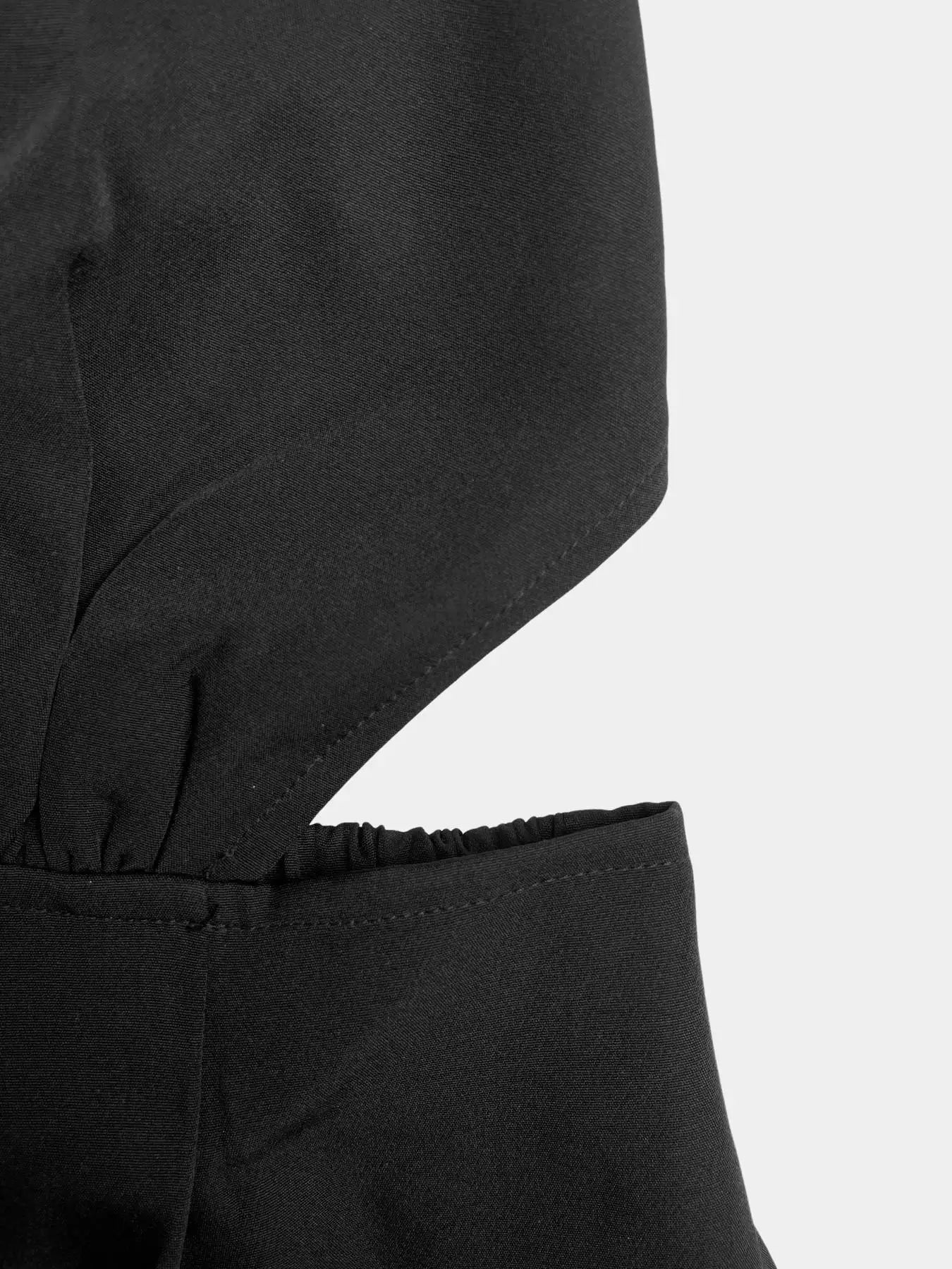 Macacão feminino de uma peça com decote halter, costas nuas, recortes e pernas largas, elegante para madrinhas ou ocasiões especiais.
