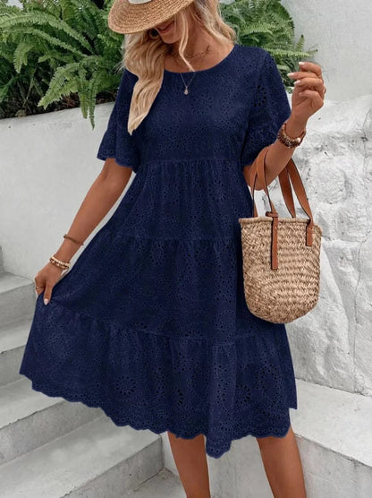 Vestido Midi Feminino Branco com Bordado Inglês Vazado, Estilo Boho Fluido com Babados em Camadas, Casual de Manga Curta para Verão e Praia