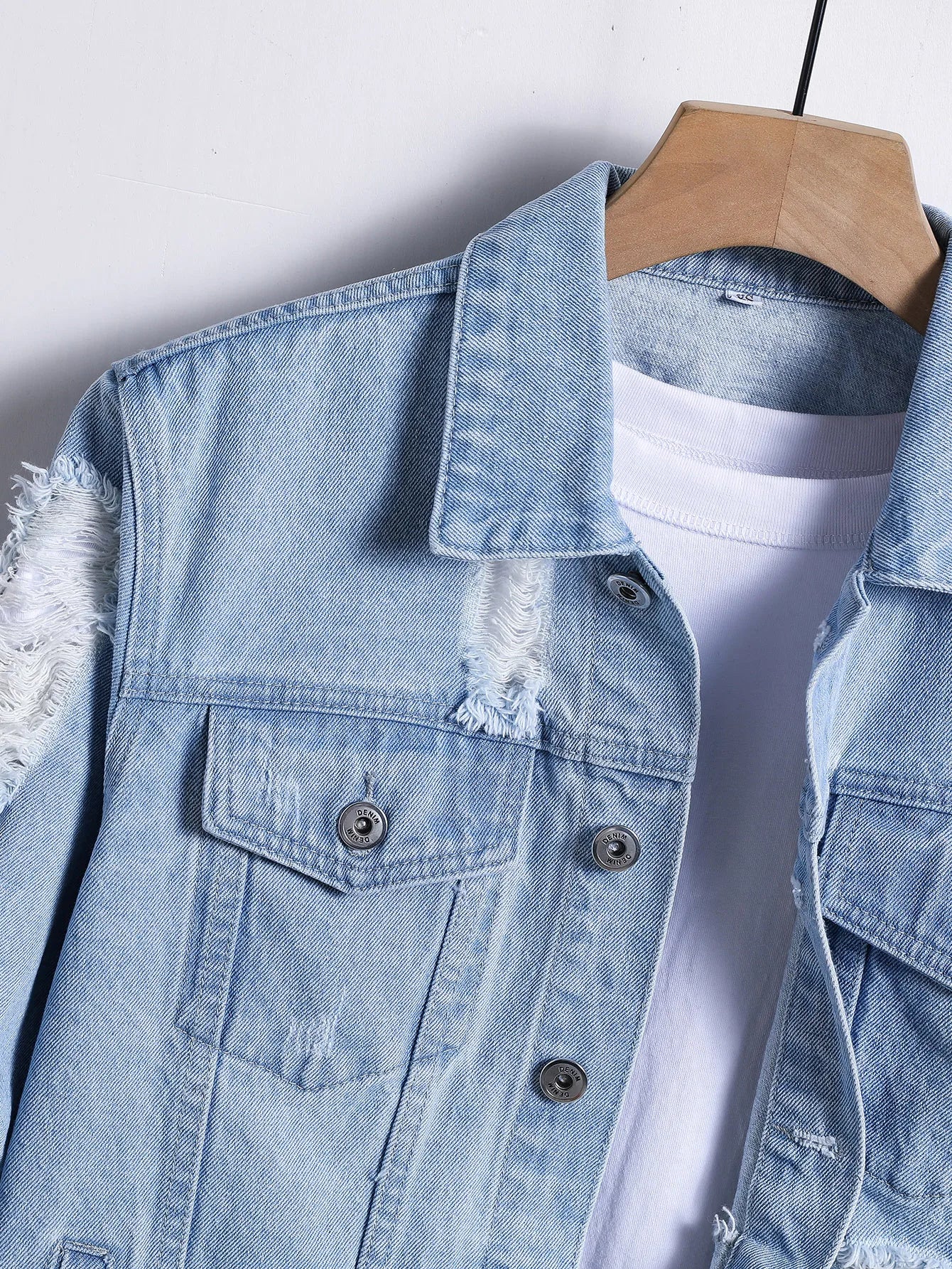 Jaqueta de Jeans Masculina para Primavera e Outono. Jaqueta de Jeans Azul Claro com Rasgos. Estilo de Rua. Casual Diário.
