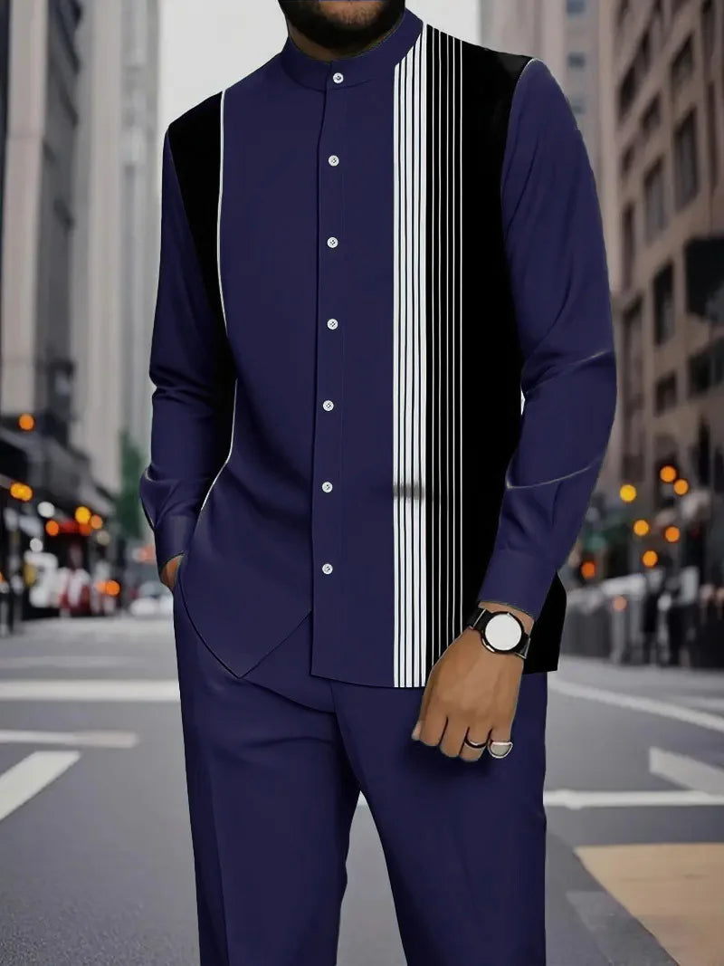 Conjunto de duas peças masculino com camisa de manga comprida com gola alta e estampa de listras verticais coloridas e calça.