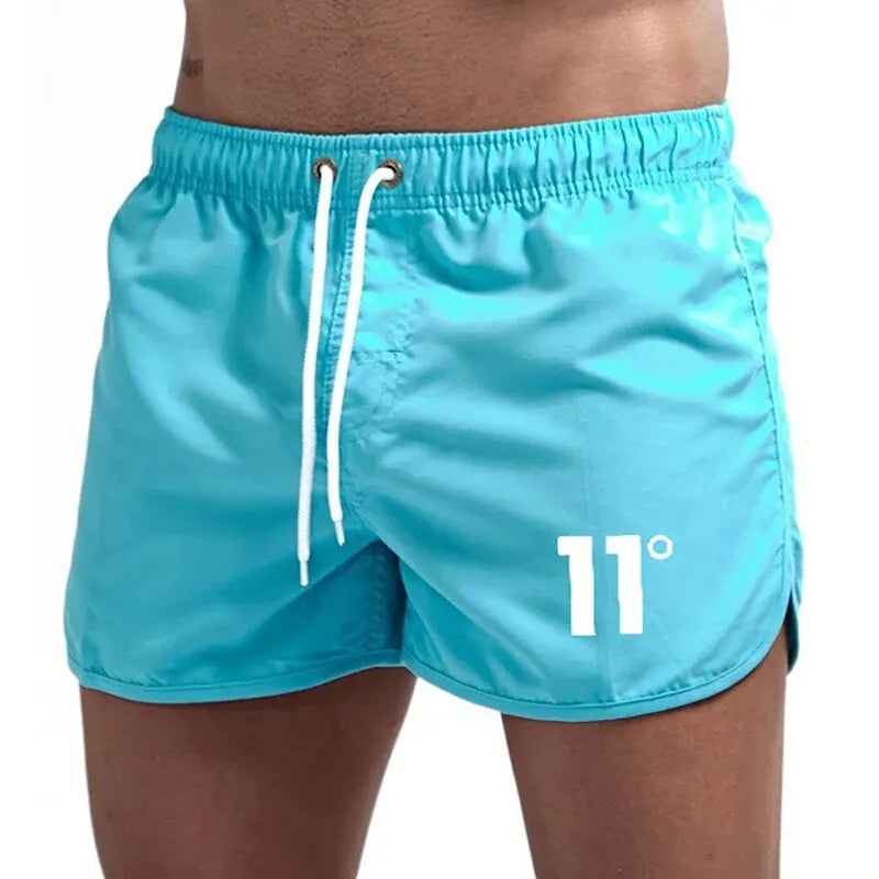 Calção de banho masculino com estampa de números para o verão de 2024. Ideal para praia, surf e outras atividades ao ar livre. Calção de banho masculino de cintura baixa, respirável e perfeito para surfar.