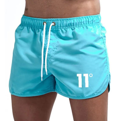 Calção de banho masculino com estampa de números para o verão de 2024. Ideal para praia, surf e outras atividades ao ar livre. Calção de banho masculino de cintura baixa, respirável e perfeito para surfar.