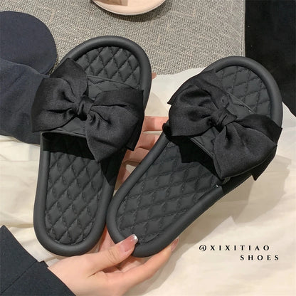 Sandálias de praia femininas de verão, modelo slip-on, com sola plana, antiderrapantes, em PVC com nó, respiráveis e confortáveis para uso em casa.