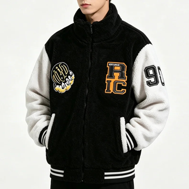 Jaqueta Varsity Masculina Preta e Branca com Patch de Letras, Zíper, Solta, de Inverno, em Fleece.