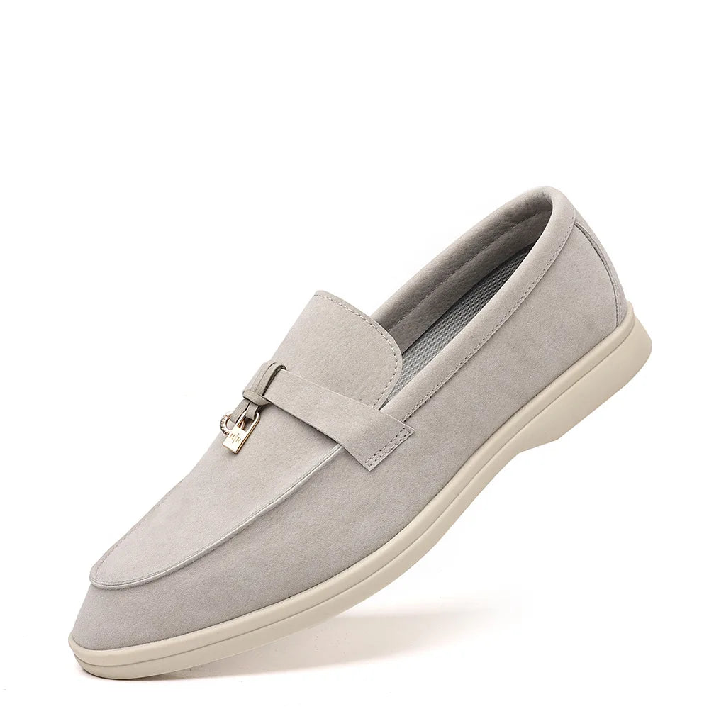 Mocassins Casuais de Tamanho Grande para Homens, Moda Primavera Outono 2026, Novos Sapatos de Couro Camurça de Designer, Sapatos Masculinos de Cor Sólida