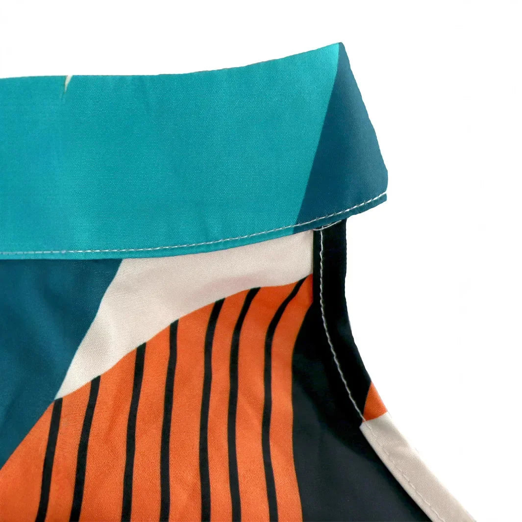Vestido longo boêmio de gola alta, sem mangas, tamanho grande, com estampa geométrica e blocos de cores. Cintura alta com amarração e comprimento até o tornozelo.