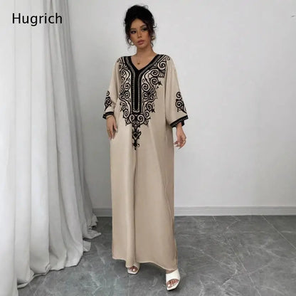 Vestido Maxi Kaftan Bege com Decote em V para Mulheres com Bordado Preto e Manga Batwing Étnica Abaya