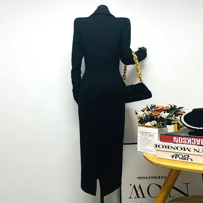 Casaco longo feminino de lã mesclada de alta qualidade e luxo, modelo slim, elegante e moderno, com cintura marcada. Ideal para o ambiente profissional.