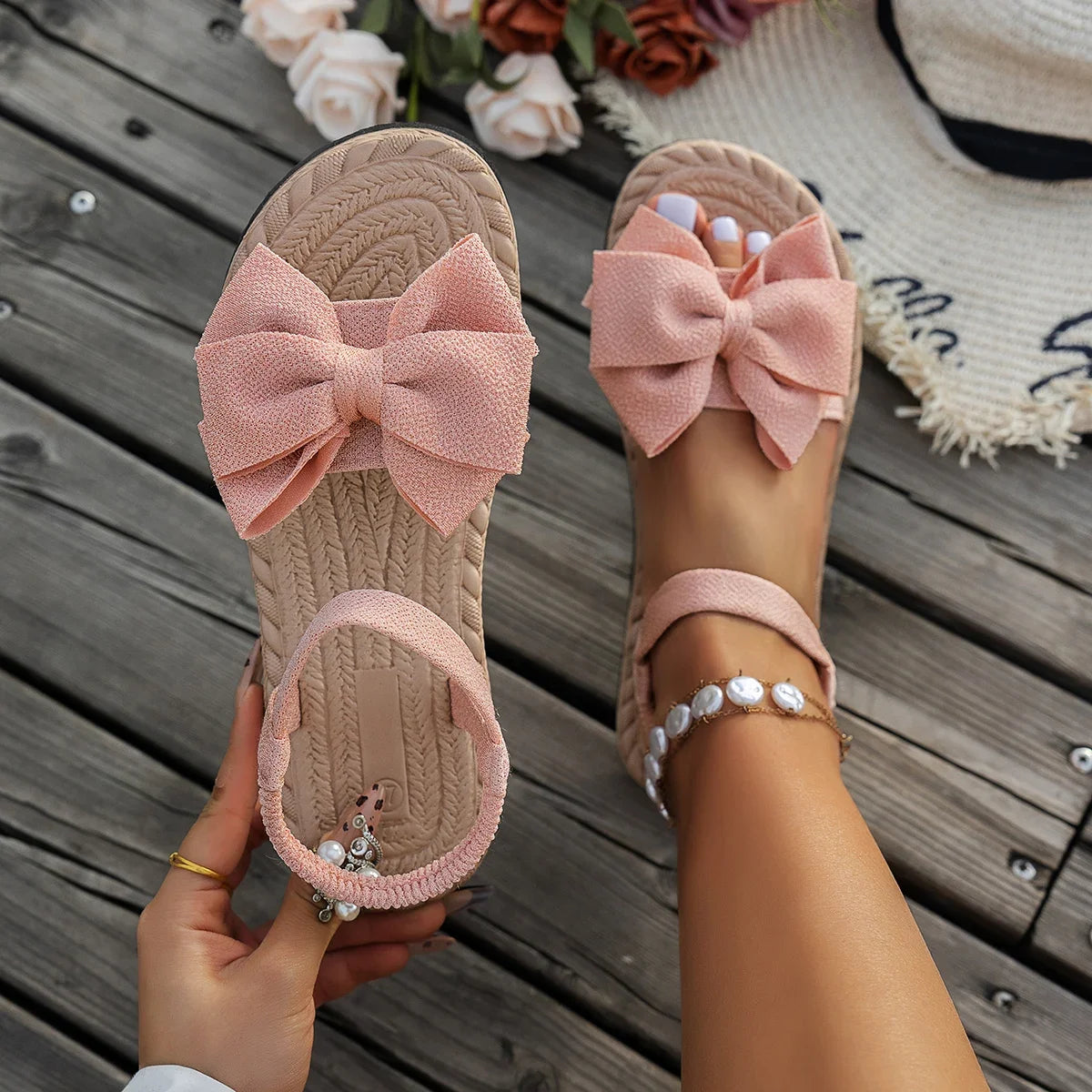 Novas sandálias rasteiras de verão, chinelos de praia da moda, sapatos rasteiros com laço para uso externo, sandálias antiderrapantes femininas da moda, sandálias leves.