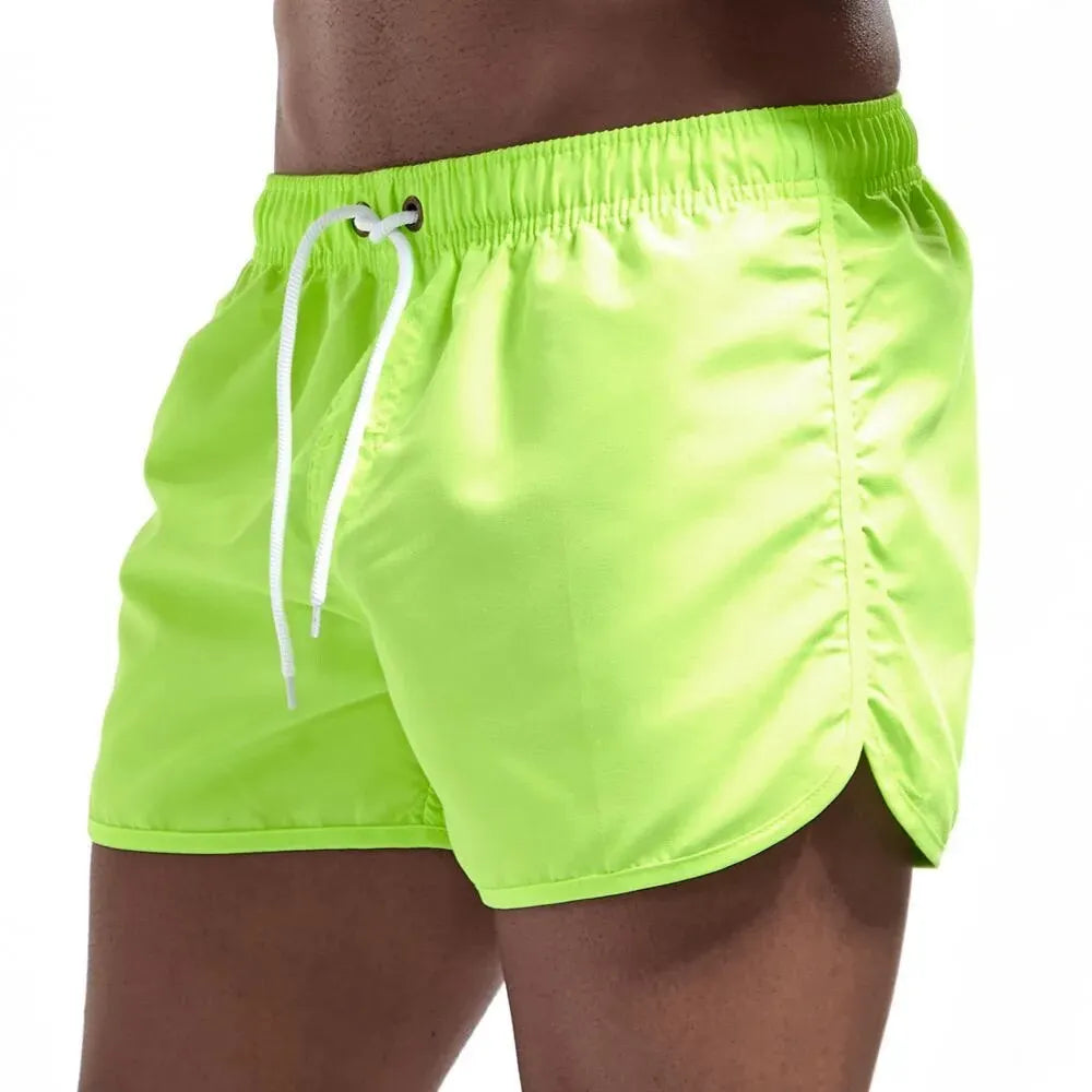 Calção de banho masculino com estampa de números para o verão de 2024. Ideal para praia, surf e outras atividades ao ar livre. Calção de banho masculino de cintura baixa, respirável e perfeito para surfar.