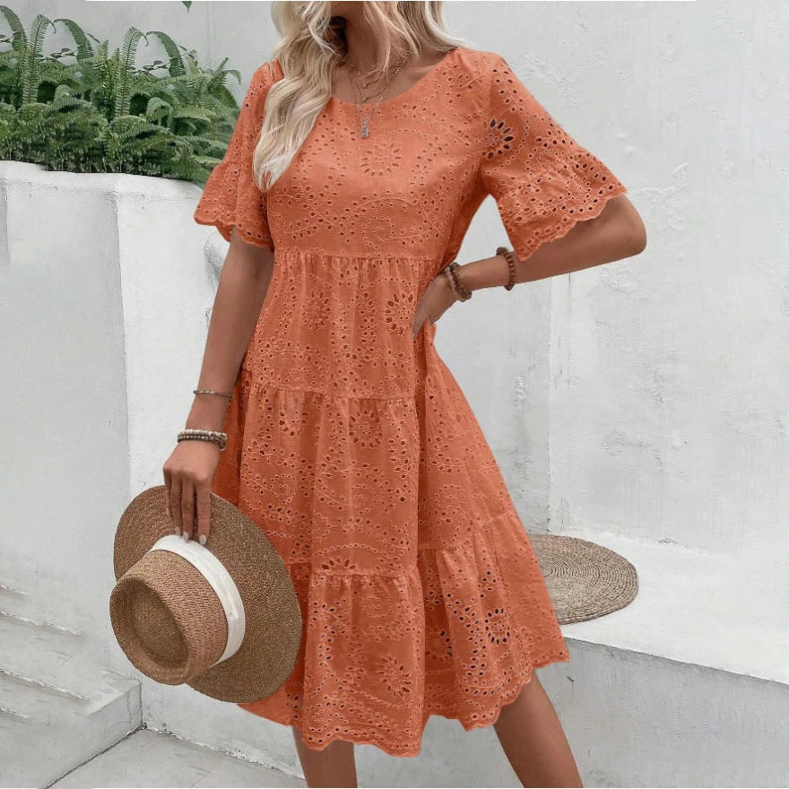 Vestido Midi Feminino Branco com Bordado Inglês Vazado, Estilo Boho Fluido com Babados em Camadas, Casual de Manga Curta para Verão e Praia