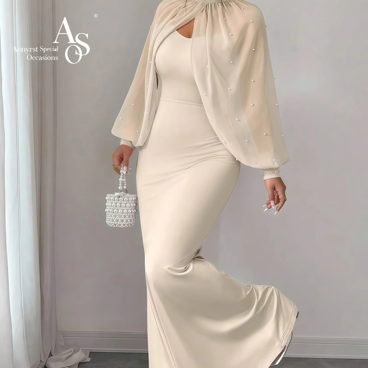 Vestido formal longo estilo sereia, sem alças, na cor marfim, com capa de gola alta e saia drapeada.