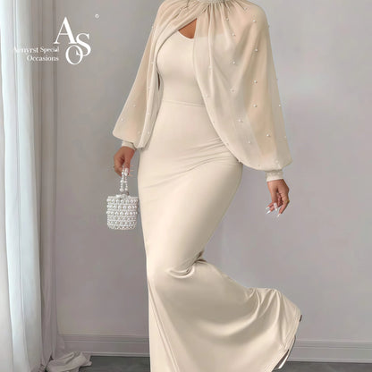 Vestido formal longo estilo sereia, sem alças, na cor marfim, com capa de gola alta e saia drapeada.