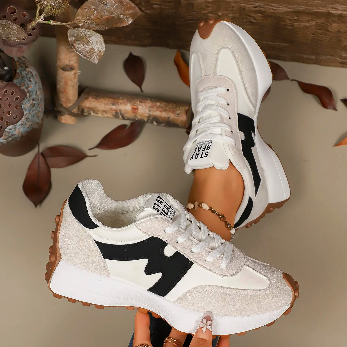 Tênis feminino de grife com sola grossa, estilo casual, esportivo e moderno, leve e confortável para corrida.
