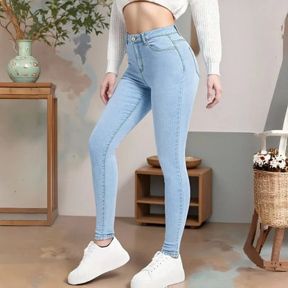 Calça Jeans Feminina Clássica Azul Claro de Cintura Média, Confortável, Slim, Skinny Fit, Estilo Retrô, para Mulheres.