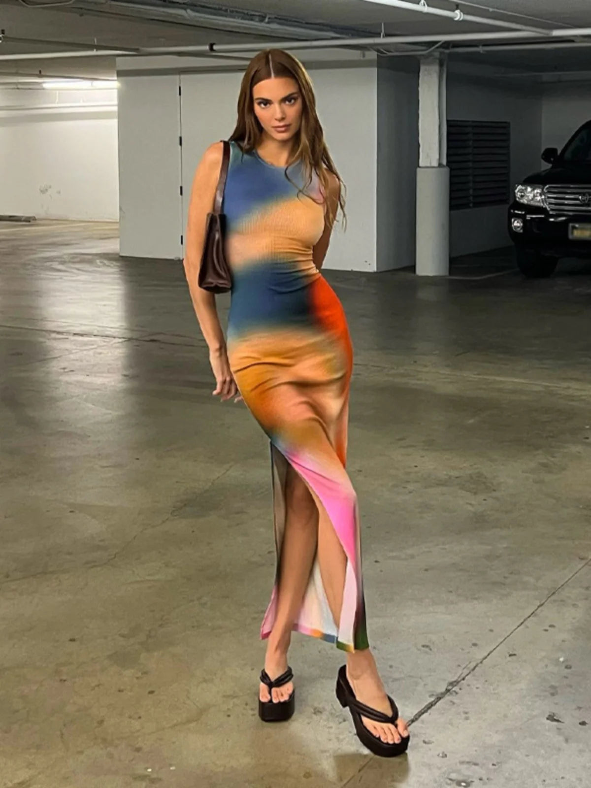 Vestido longo midi feminino elegante de verão, com decote redondo, elástico, modelagem justa, estampa tie-dye, fenda frontal e fenda lateral. Confeccionado em fibra de poliéster.
