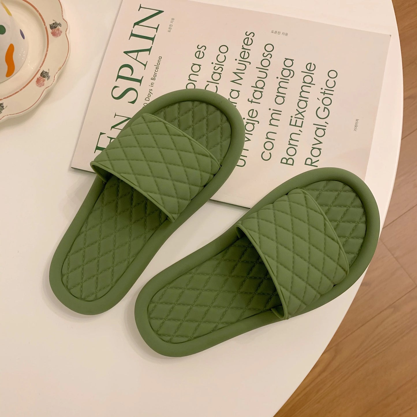 Sandálias de praia femininas de verão, modelo slip-on, com sola plana, antiderrapantes, em PVC com nó, respiráveis e confortáveis para uso em casa.