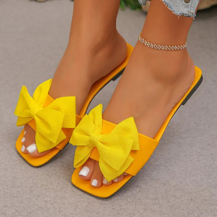 Chinelo feminino rasteiro, rasteiro, casual, para praia, sandálias de verão com laço, calçado leve para uso externo, modelo slide.