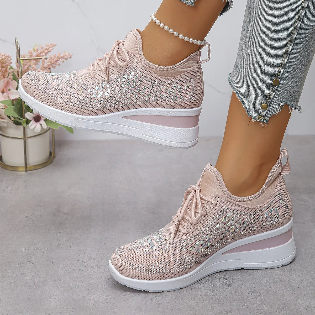 Tênis feminino de plataforma com strass brilhantes, respirável, em malha antiderrapante, ideal para caminhada, tamanhos grandes, solado grosso e cor branca.