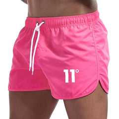 Calção de banho masculino com estampa de números para o verão de 2024. Ideal para praia, surf e outras atividades ao ar livre. Calção de banho masculino de cintura baixa, respirável e perfeito para surfar.
