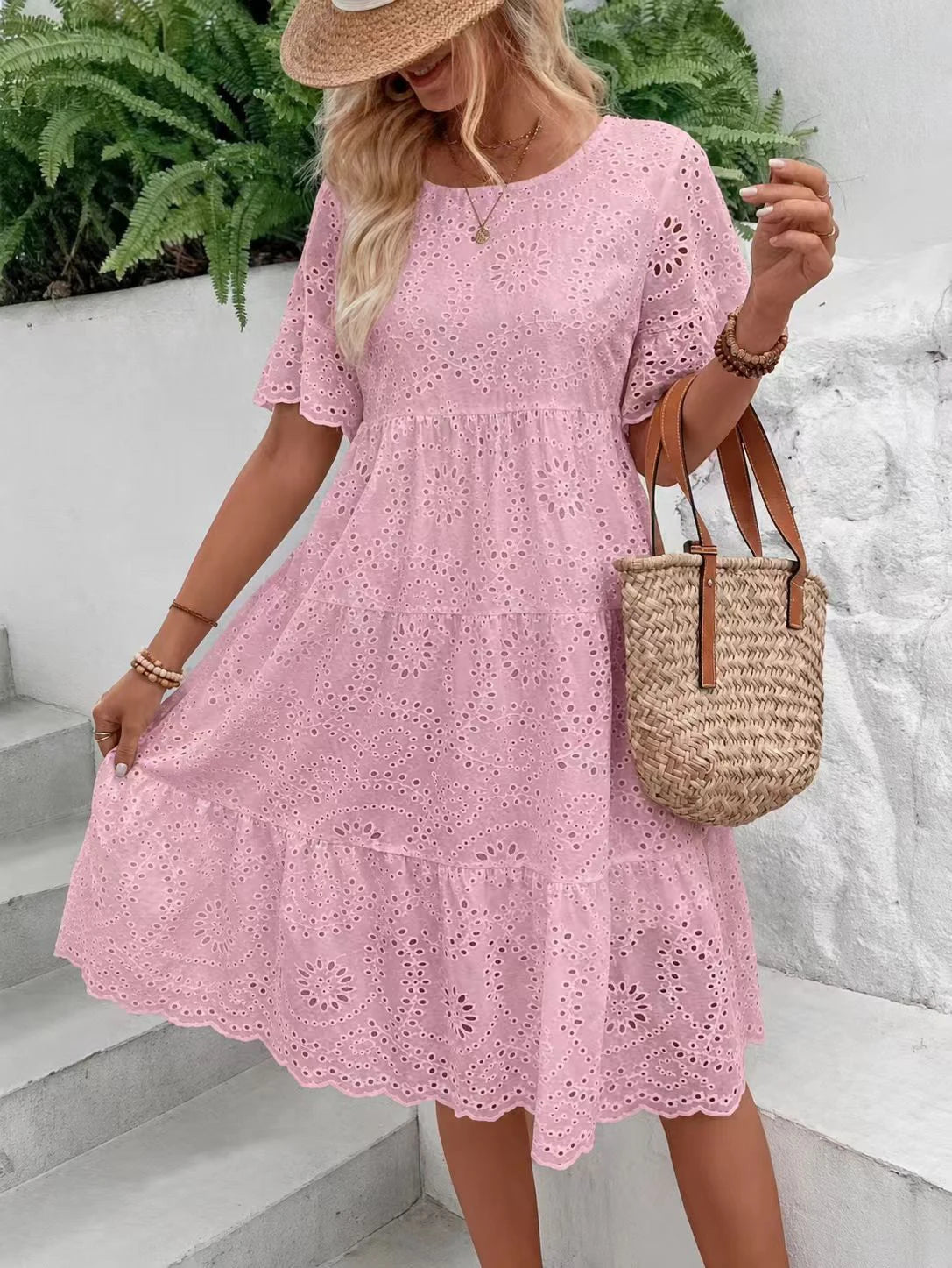 Vestido Midi Feminino Branco com Bordado Inglês Vazado, Estilo Boho Fluido com Babados em Camadas, Casual de Manga Curta para Verão e Praia