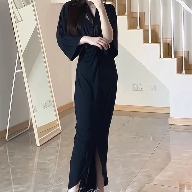 Vestido Feminino Longo com Decote em V, Design Plissado Torcido, Cintura Alta, Fenda, Elástico, Cor Sólida, Simples, Elegante, Casual e Sofisticado