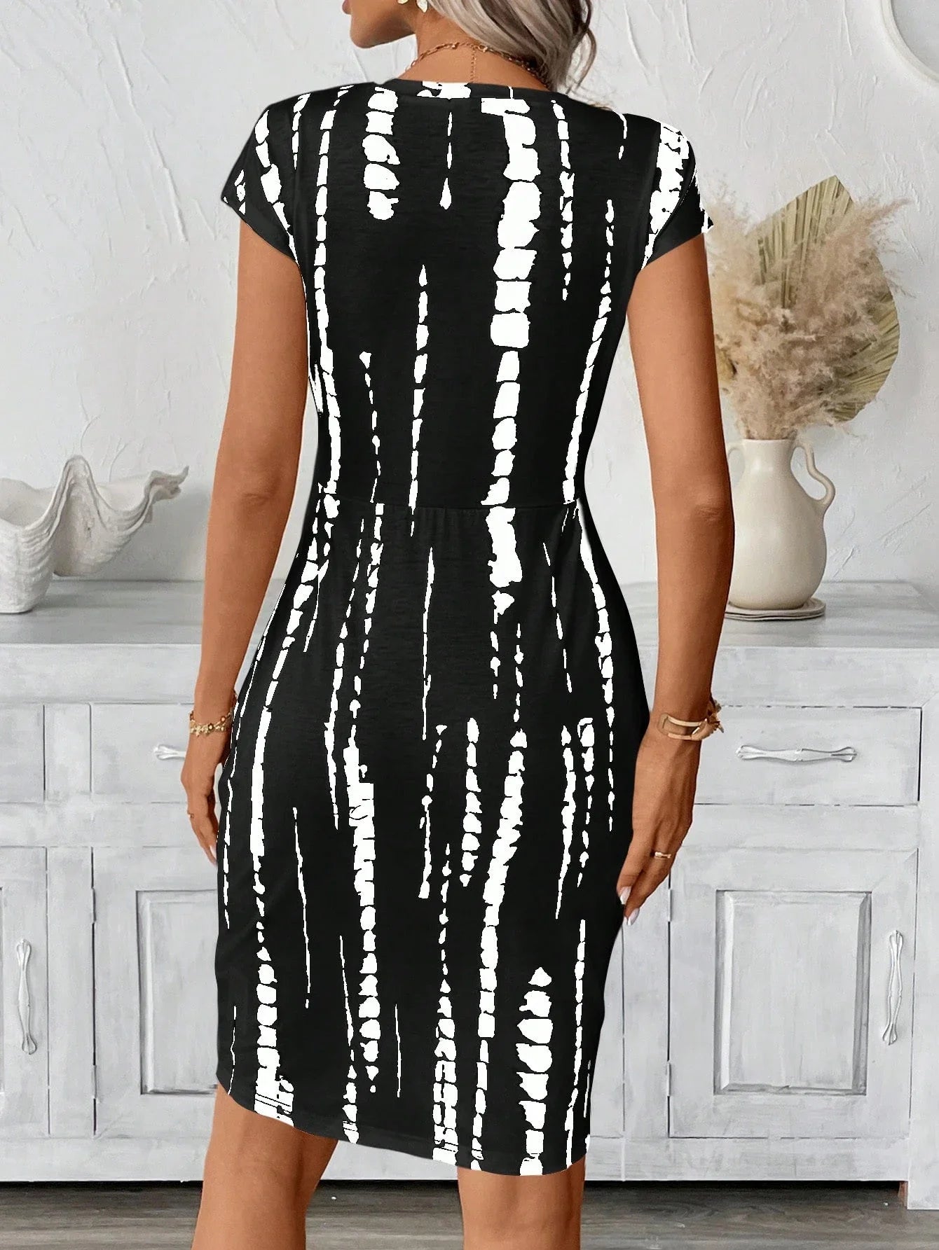 Vestido Casual Bodycon Feminino com Estampa em Toda a Peça na Cor Preta